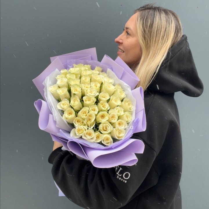 51 белая кенийская роза в оформлении в Нальчике