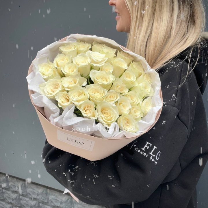 31 белая роза в оформлении в Нальчике