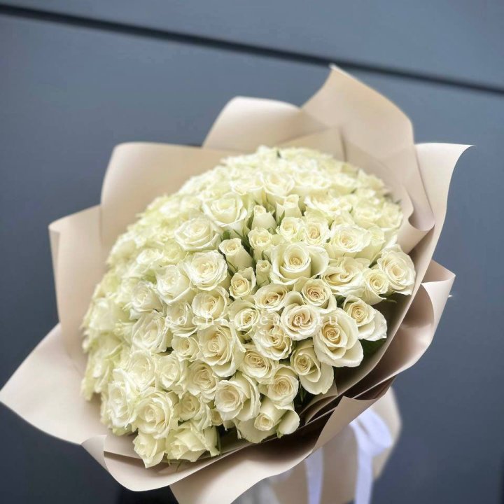 101 белая роза Атена в Нальчике