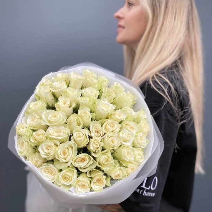 Воздушный букет из 51 белой кенийской розы в Нальчике