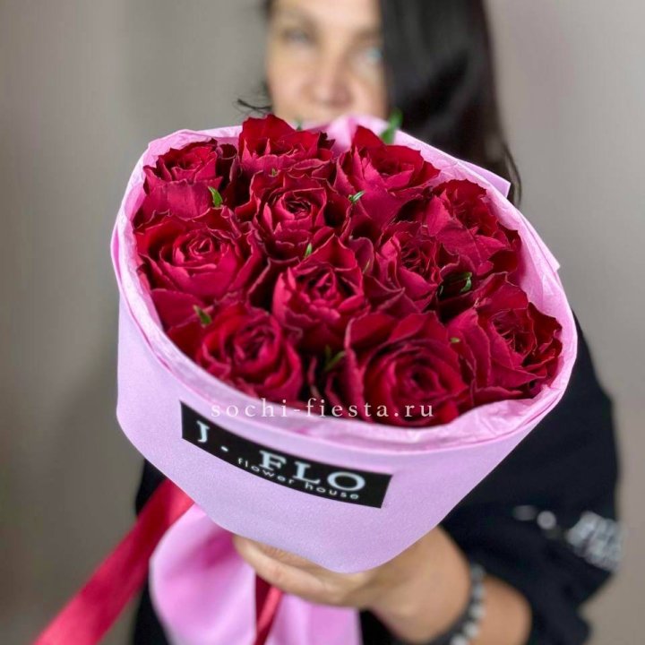 11 красных роз мадам ред в Нальчике