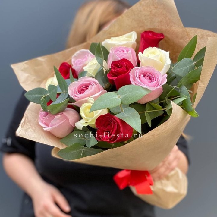 Букет из 15 роз с эвкалиптом в Нальчике