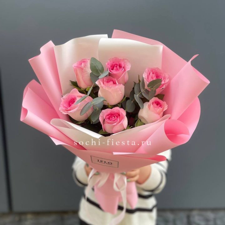 7 роз с эвкалиптом в Нальчике
