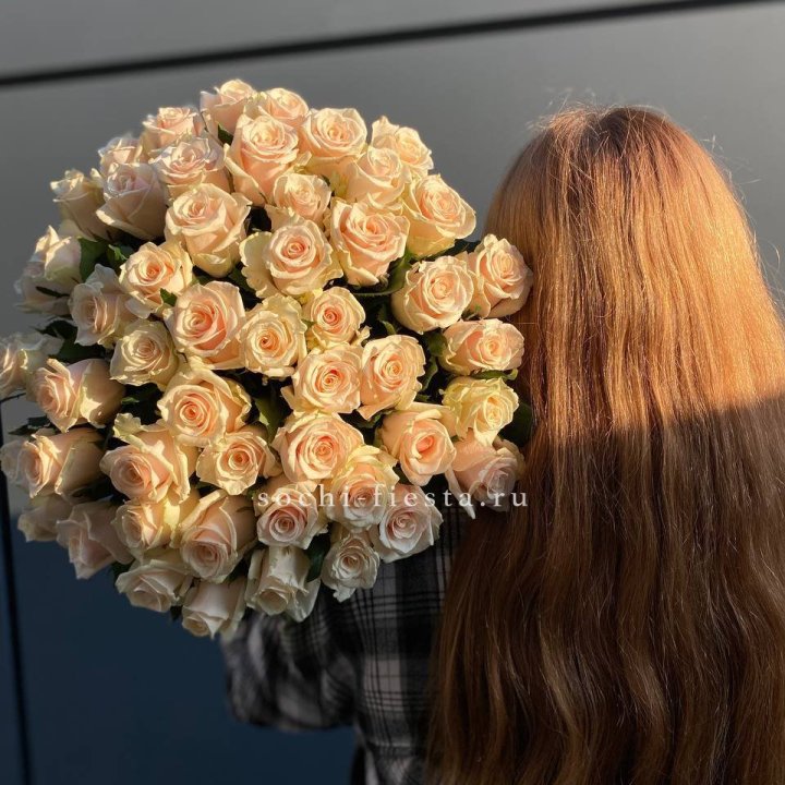 Охапка кремовых роз в Нальчике