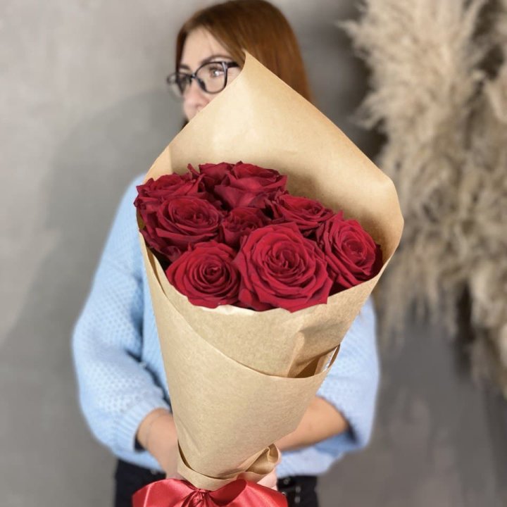 9 красных роз в крафте в Нальчике