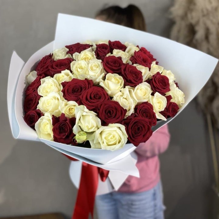 51 красная и белая роза в Нальчике