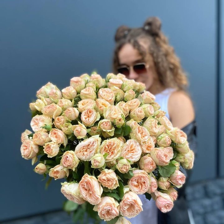 25 пионовидных роз в Нальчике