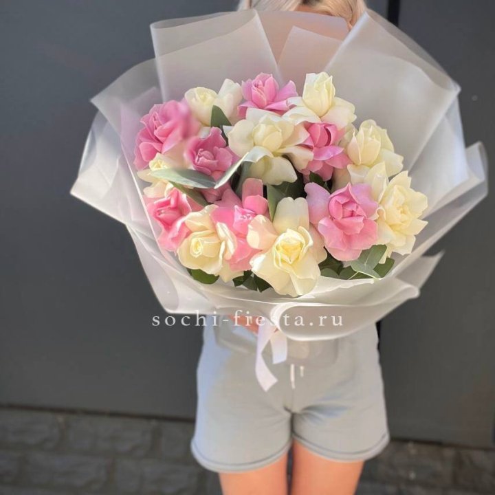 15 бело-розовых роз в Нальчике