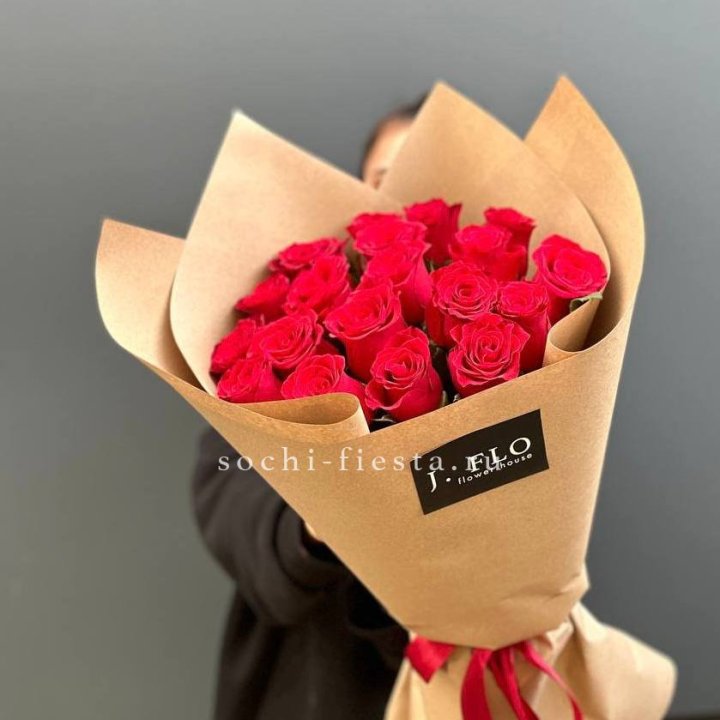 19 красных роз в крафте в Нальчике
