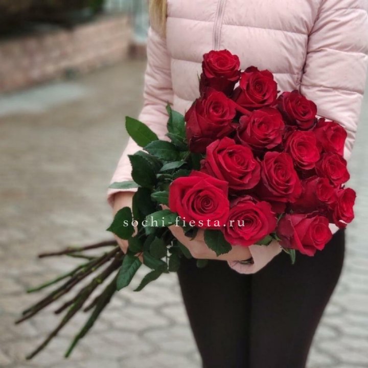 15 высоких красных роз в Нальчике