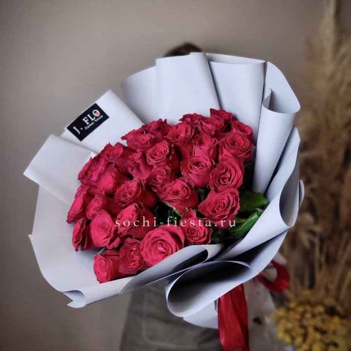 Красные розы 33 шт в Нальчике