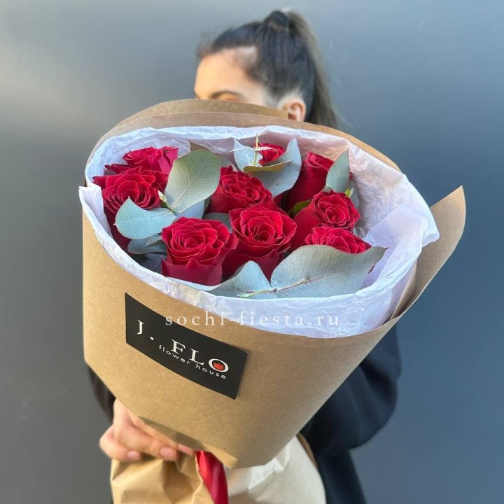 9 роз с эвкалиптом в Нальчике