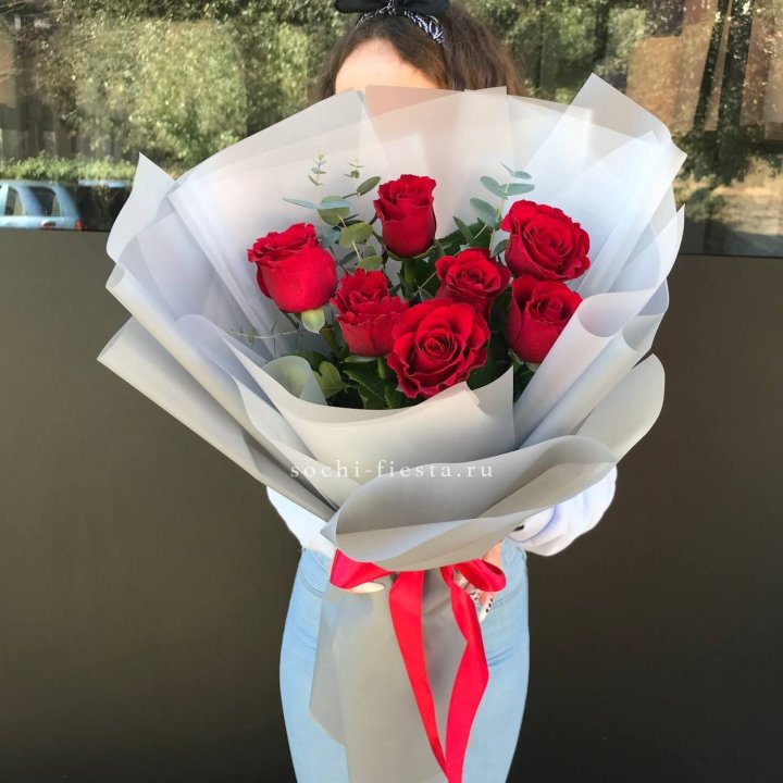 7 красных роз с эвкалиптом  в Нальчике