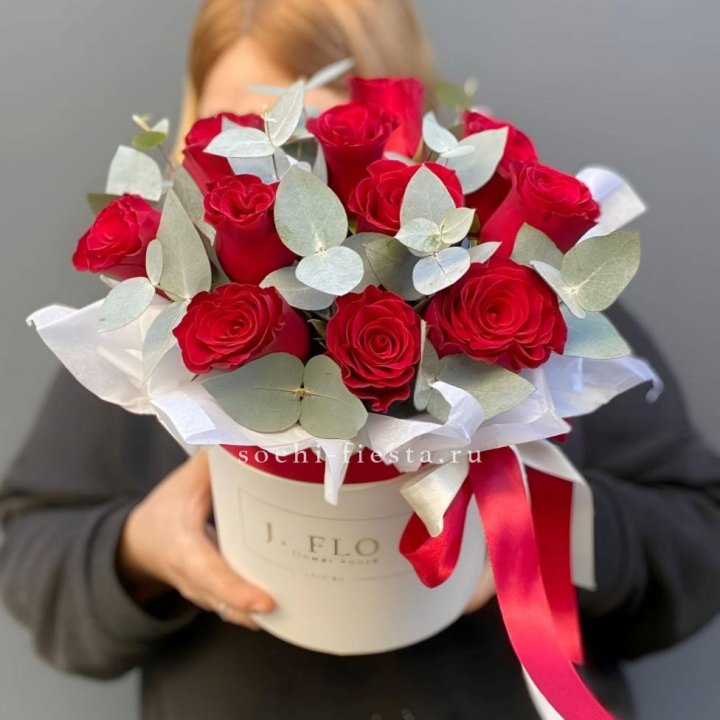 11 роз в шляпной коробке в Нальчике