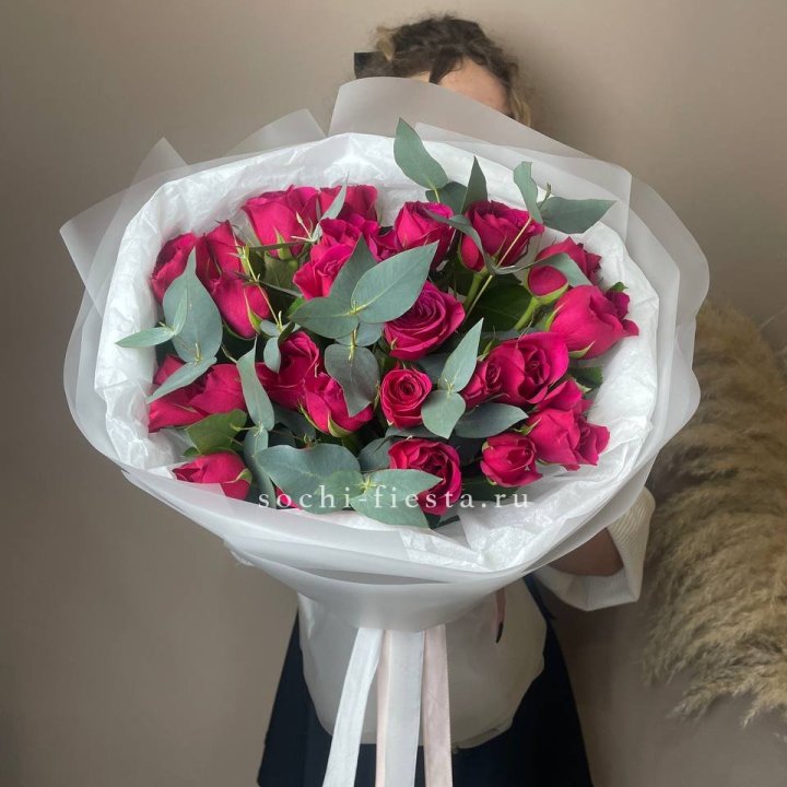 25 малиновых роз с эвкалиптом в Нальчике