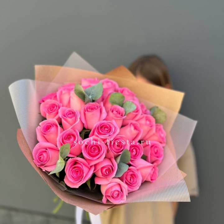 31 розовая роза с эвкалиптом в Нальчике