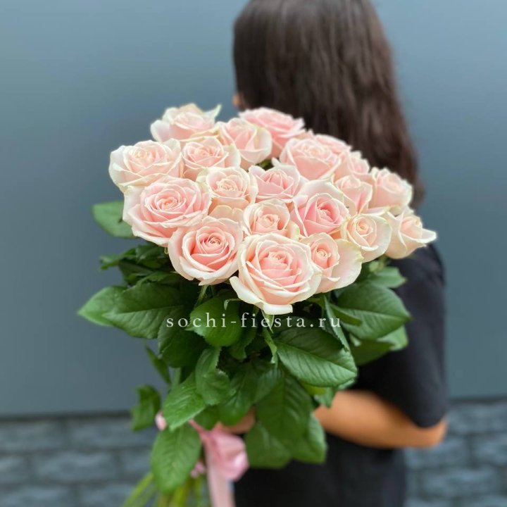 Высокие розовые розы в Нальчике