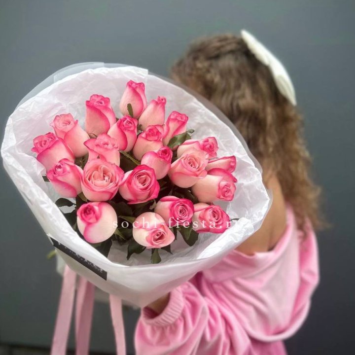 21 розовые розы Венди  в оформлении в Нальчике