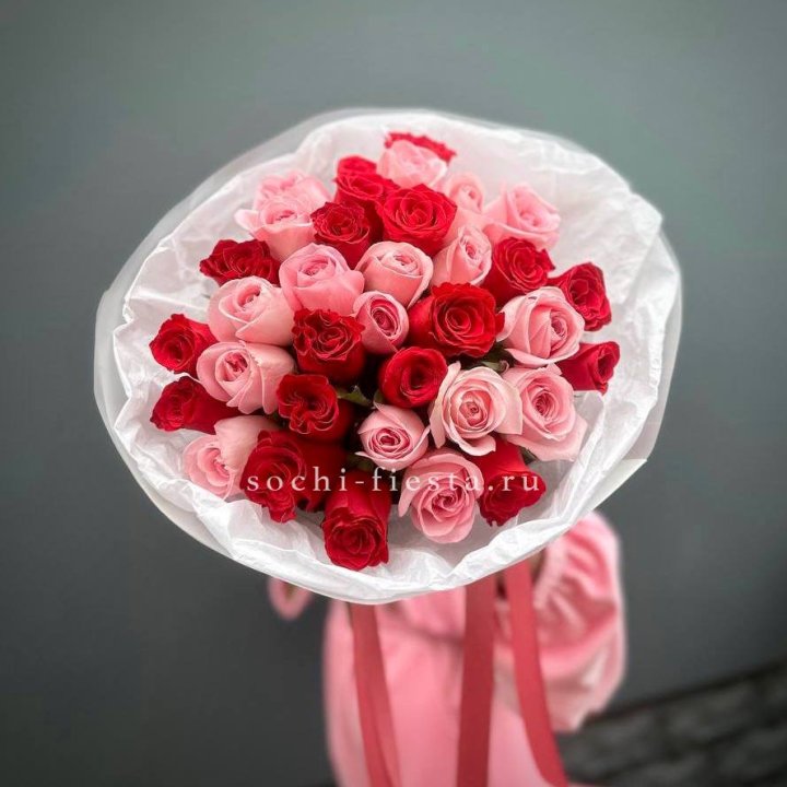 Букет красных и розовых 35 роз в Нальчике