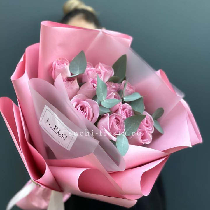 15 Розовых роз с эвкалиптом в Нальчике