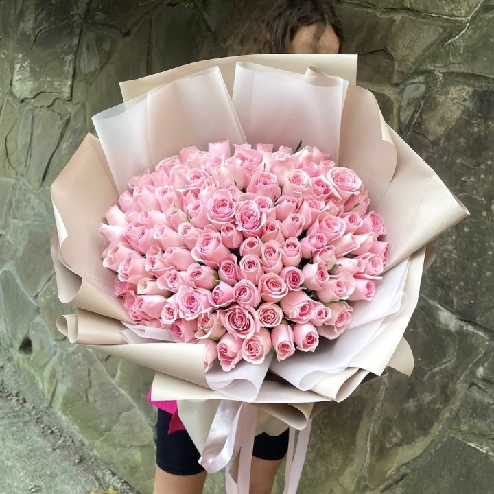 101 нежно-розовая роза Каролина  в Нальчике