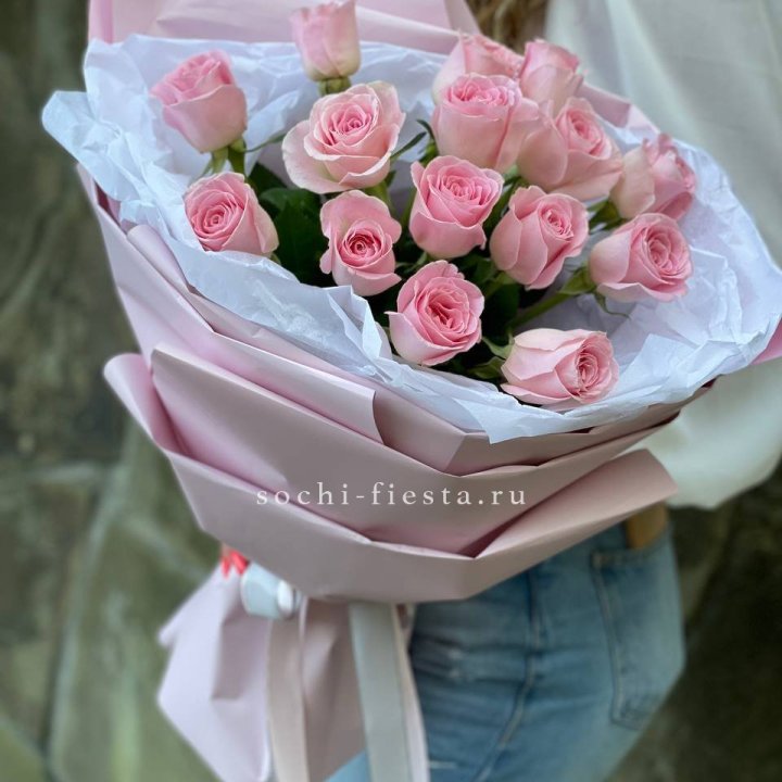 Розовые розы в авторском оформлении в Нальчике