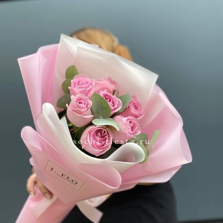 7 розовых роз с эвкалиптом в Нальчике