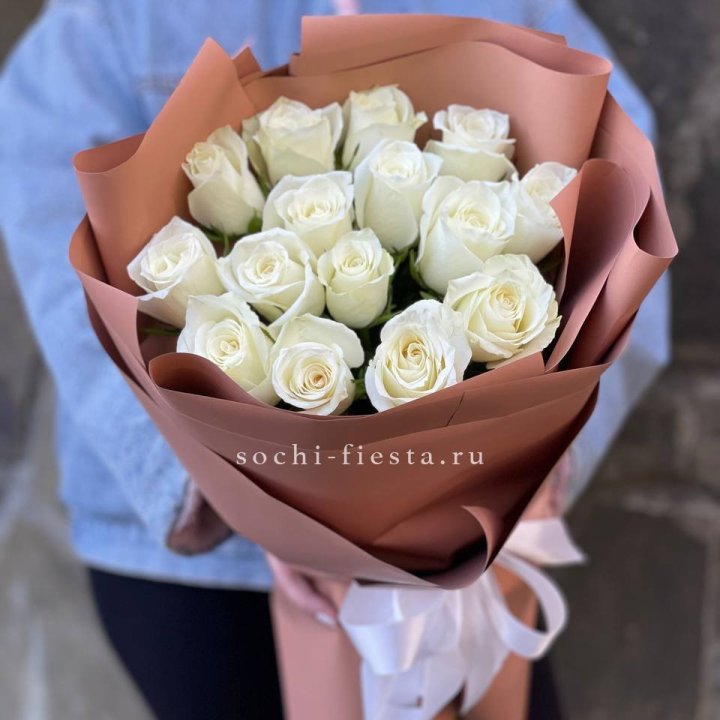 15 белых роз сиена в Нальчике