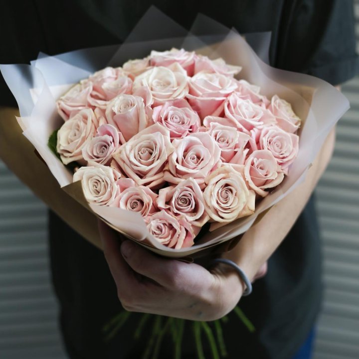 27 кремовых роз в Нальчике