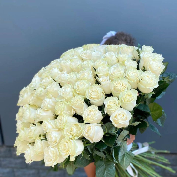 101 белая высокая роза в Нальчике