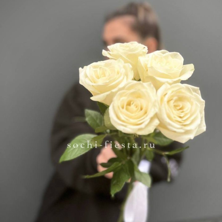 Букет 5 белых роз  в Нальчике