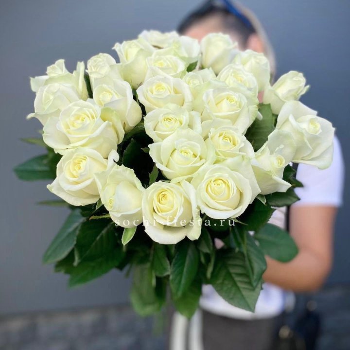 Голландские розы белые 25 в Нальчике