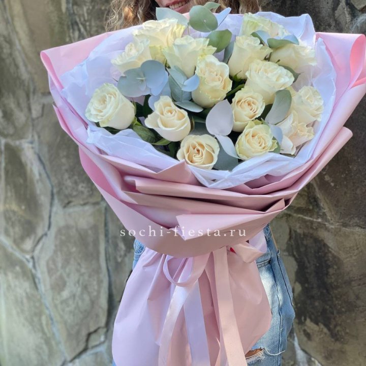 Белые розы в авторском оформлении в Нальчике