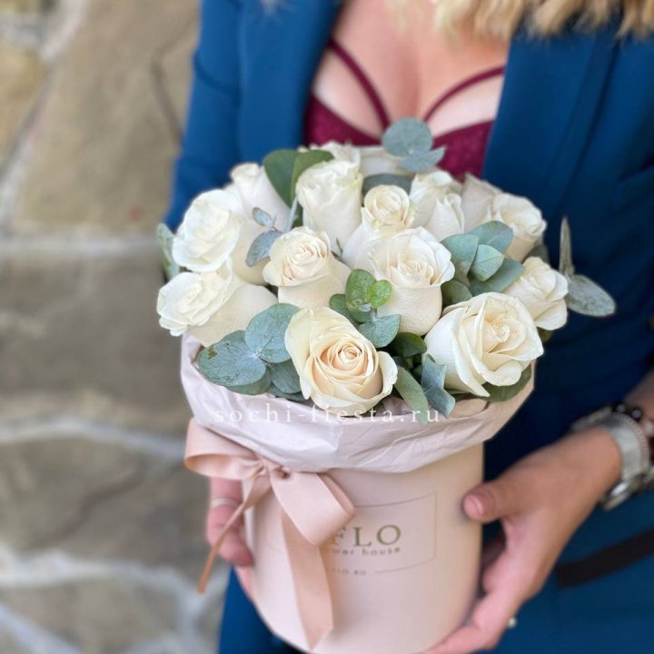 Цилиндр из белых роз в Нальчике