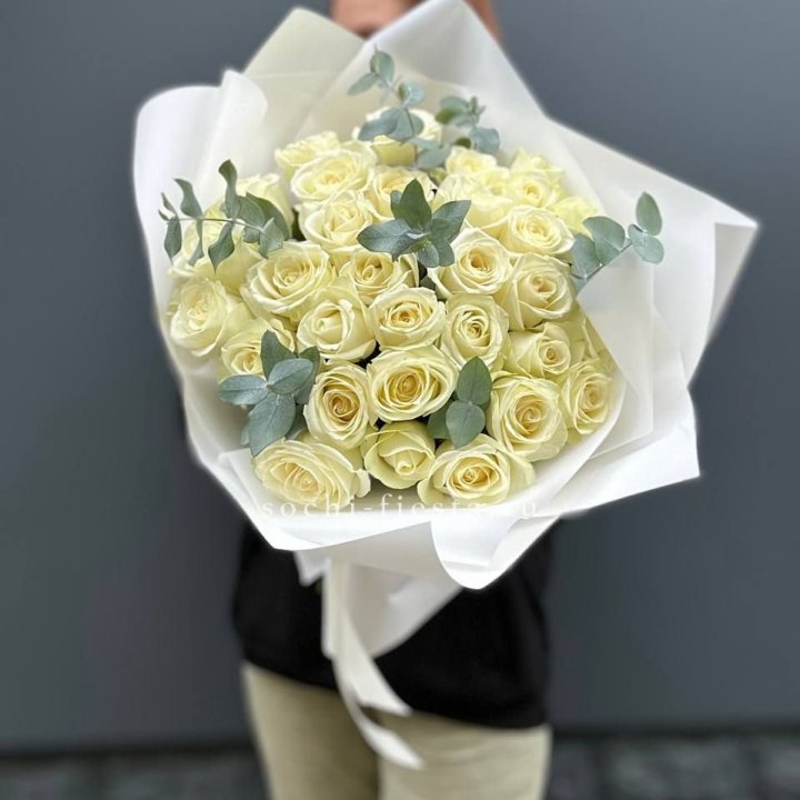 31 белая роза с эвкалиптом в Нальчике