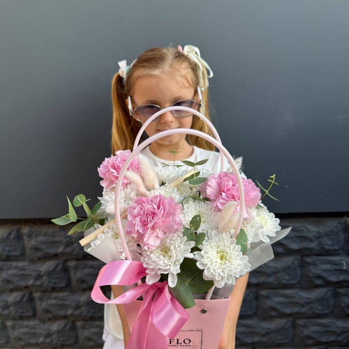 Сумочка из стойких хризантем и диантуса в Нальчике