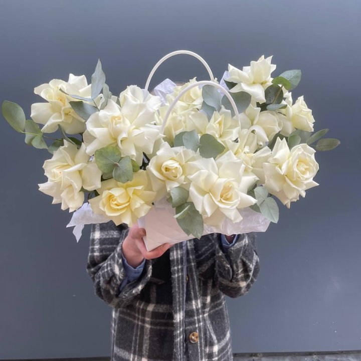 15 белых роз в сумочке в Нальчике