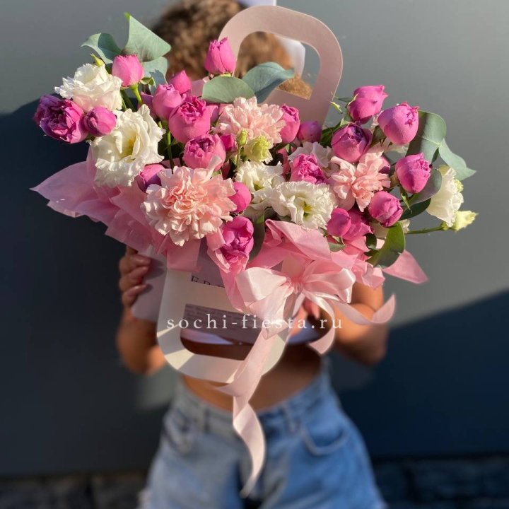 Сумочка с кустовой розой и диантусами в Нальчике