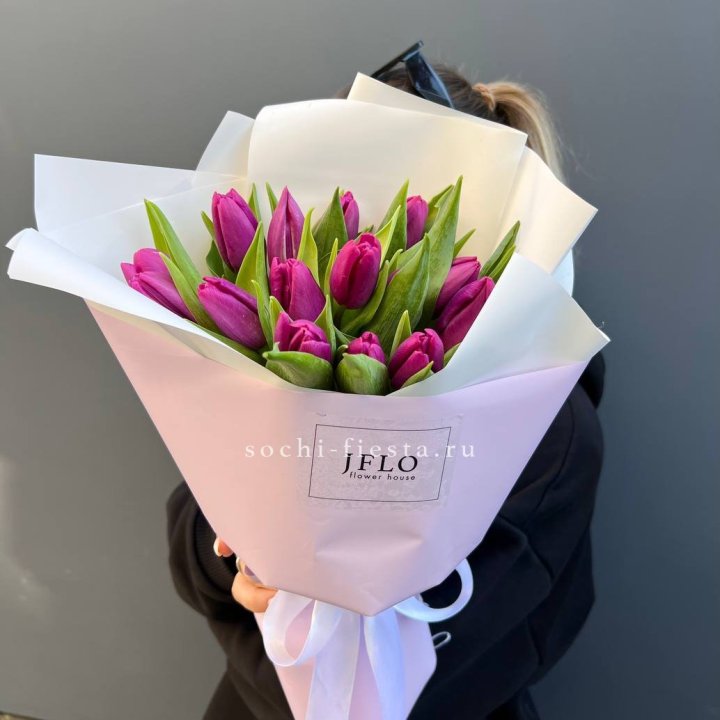 15 пурпурных тюльпанов в Нальчике