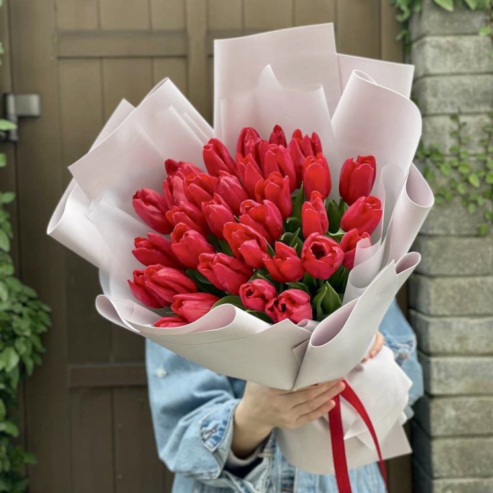 35 красных тюльпанов в Нальчике